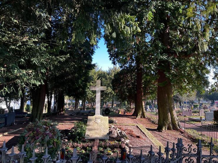 Grabdenkmal auf dem Friedhof in Wiesbaden Frauenstein Grabdenkmal Friedhof Wiesbaden Frauenstein